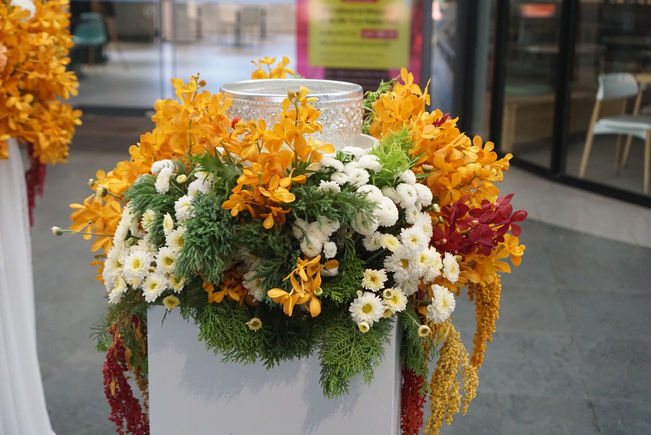 สรงน้ำพระสีเหลืองขาว