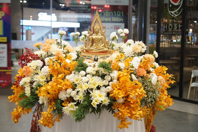 สรงน้ำพระสีเหลืองขาว