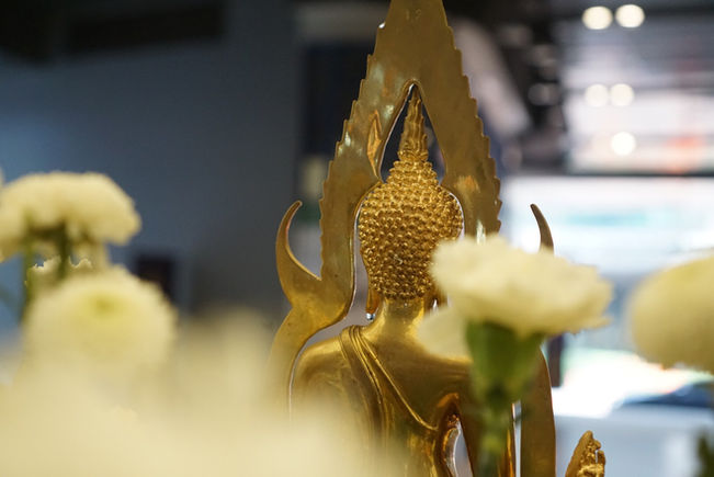 สรงน้ำพระสีเหลืองขาว