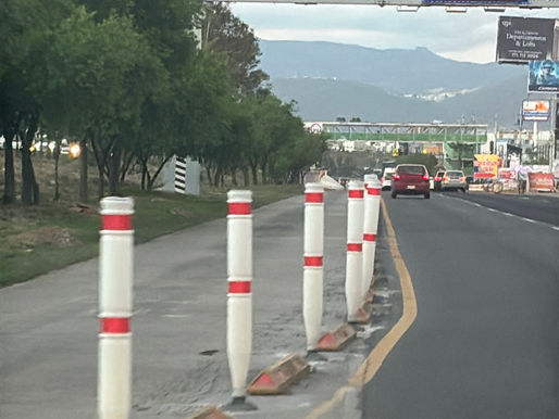 Refuerzan carril exclusivo del Tuzobús con nuevos bolardos en el sur de Pachuca