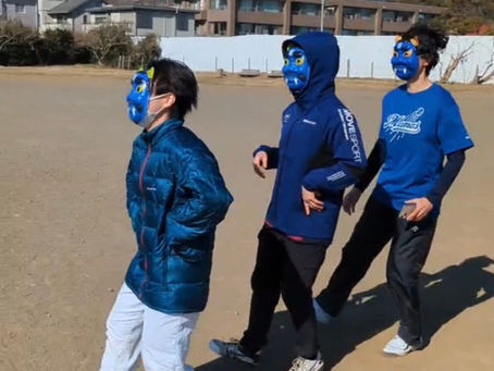 北風ピープー爆風に負けず 笑