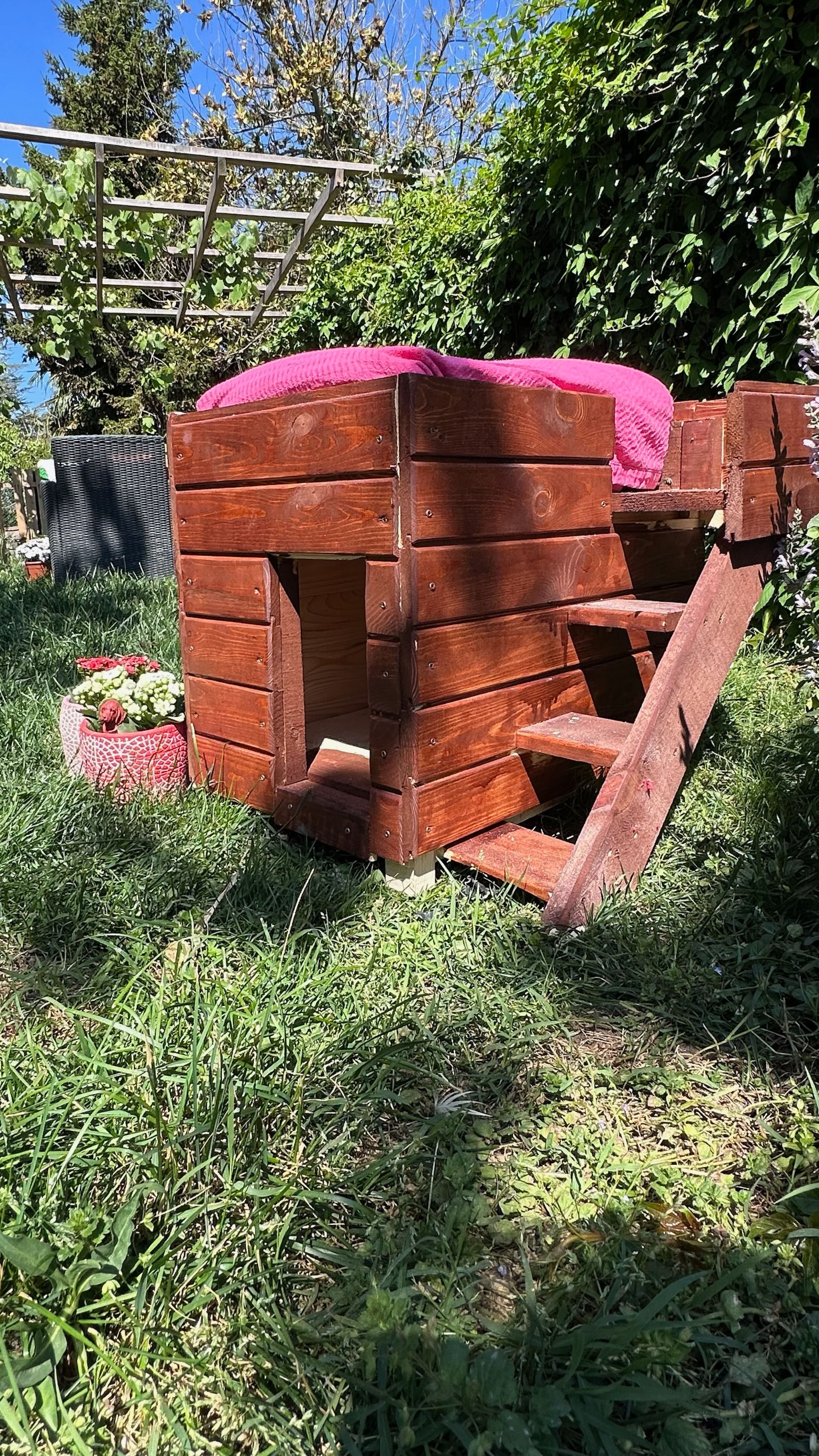 Merdivenli Ahşap Kedi Evi