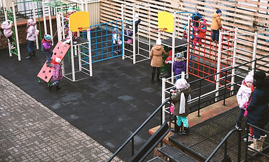 Kinder auf dem Spielplatz 
