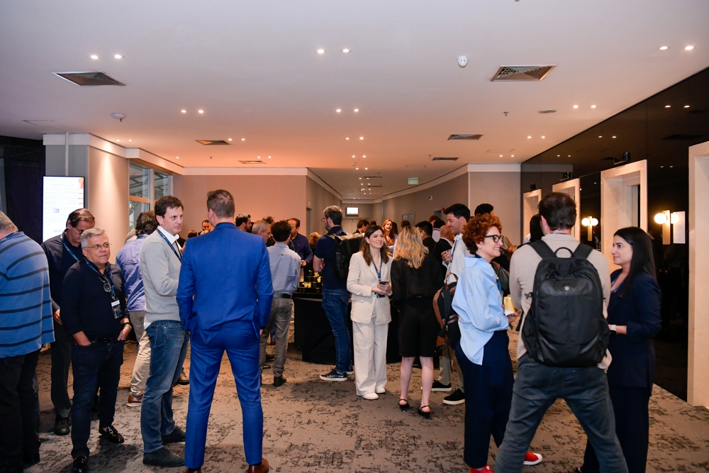 Evento Summit — plateia e palco