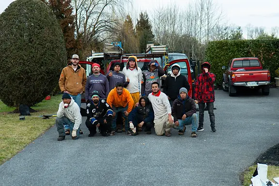 Photo-roofing-crew-group.webp
