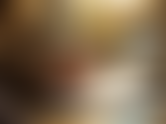 En bild på en hand som skriver, block, penna, kaffekopp och ett fönster i bakgrunden