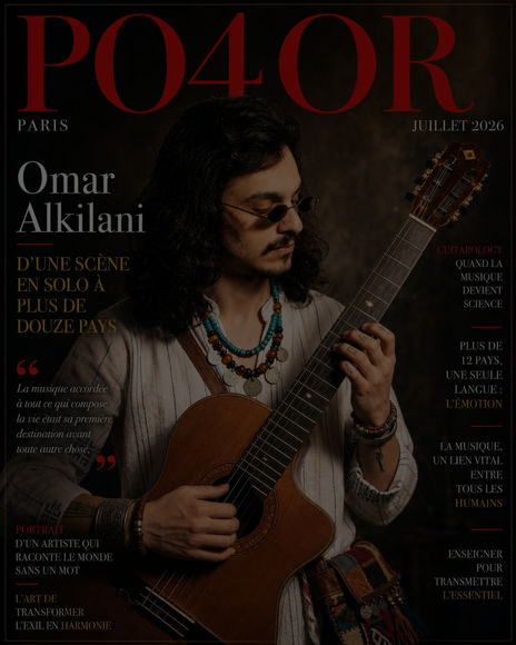 la musique comme demeure de l'âme
Il y a des êtres qui ne jouent pas de la musique, mais qui la vivent, comme on respire, comme on prie. Chez Omar Alkilani, chaque corde touchée ressemble à un aveu, chaque silence à une prière retenue. La guitare n'est pas un instrument entre ses mains : elle est le prolongement d'un souffle, la voix de ce qui, en nous, ne trouve pas de mots.
Écouter, ce n'est plus seulement entendre. C'est se laisser traverser. Le corps qui vibre avec la note, le visage où passe une émotion avant qu'elle ne devienne son, tout dit la même chose : la beauté naît là où l'âme accepte de se montrer à nu. On ne regarde pas un concert. On assiste à une confession.
De l'exil, il a fait une matière lumineuse. Là où d'autres voient une blessure, il a entendu un appel : offrir un refuge à ceux que la terre a dispersés, transformer la nostalgie en chant, faire de la perte une patrie nouvelle. Sa musique ne console pas de loin ; elle prend l'exil par la main et lui rend une dignité.
Ce qu'il compose ne se rattache à aucun lieu, parce que l'âme n'a pas de frontière. Sa voix est celle du monde entier, cet endroit secret où toutes les langues se rejoignent dans un même silence, où l'étranger reconnaît sa propre douleur et sa propre espérance.
Peut-être est-ce cela, la vraie musique : non pas remplir l'oreille, mais réveiller en nous ce qui dormait. Nous rappeler que nous sommes vivants, fragiles, et capables encore de beauté.
Une empreinte qui ne se dépasse pas. Une voix qui demeure.
PO4OR.FR