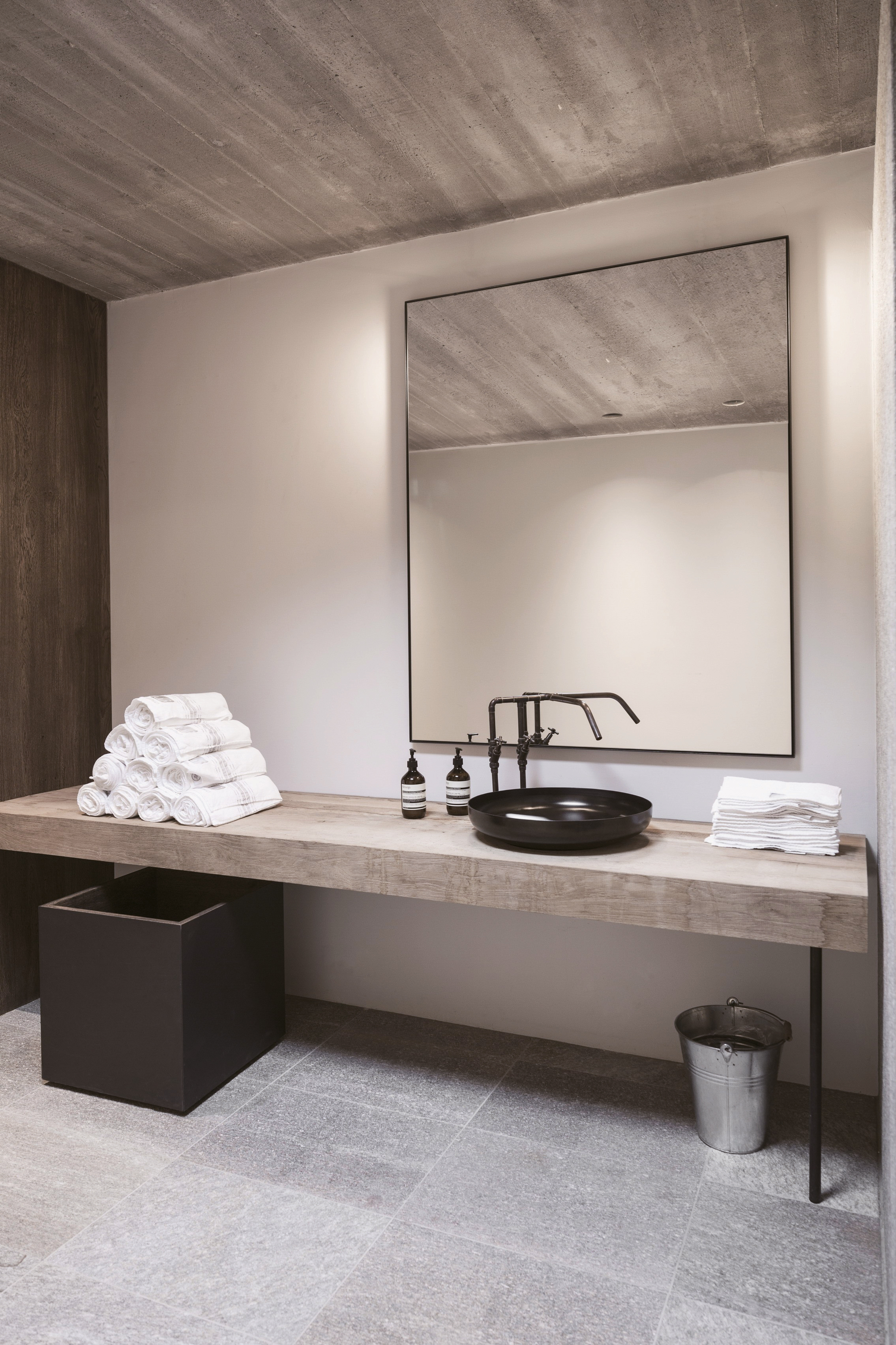 docklands-mirror-black-frame-lifestyle