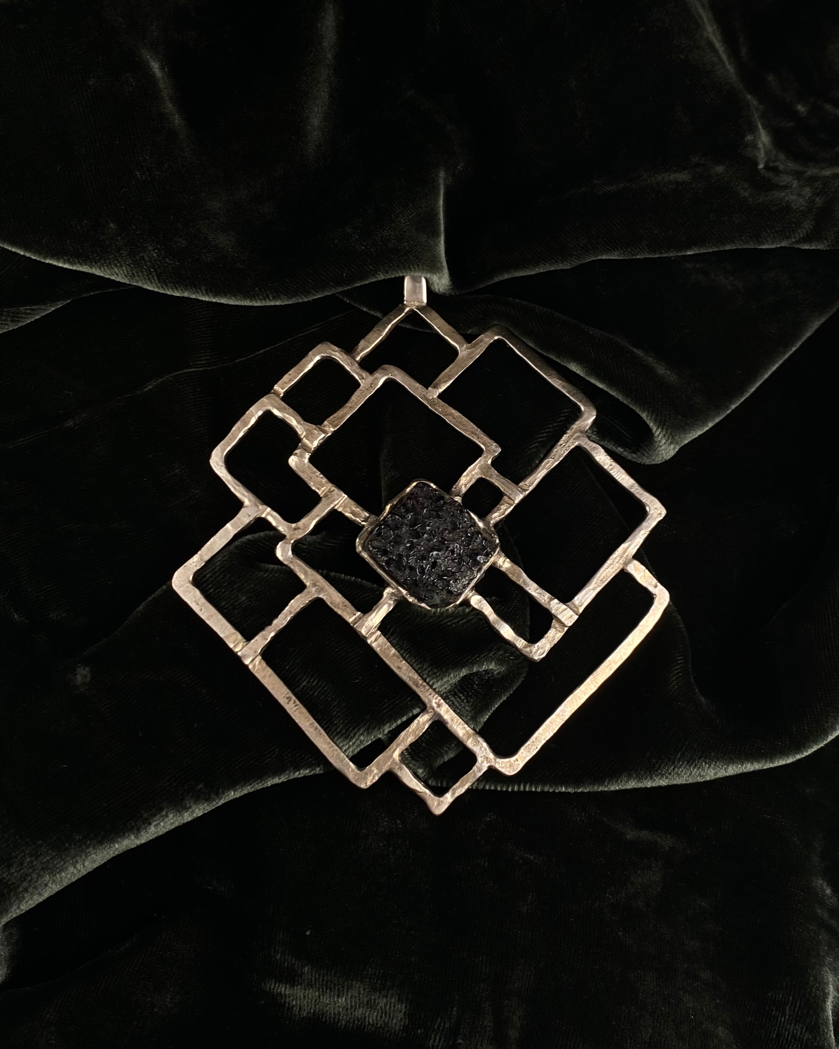 Eldingar Grid Pendant