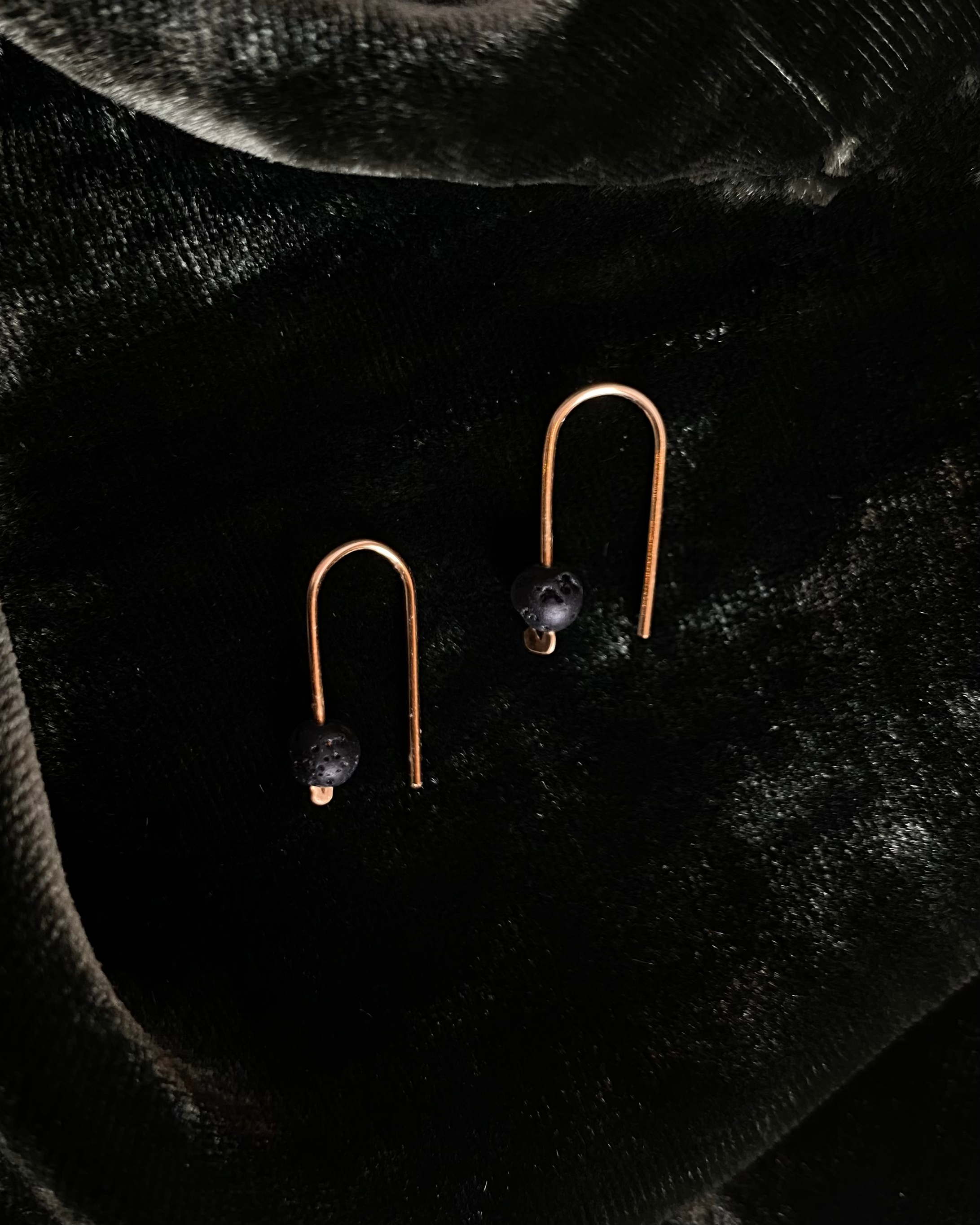 Dyrhólaey Gold with Lava Bead. Size S