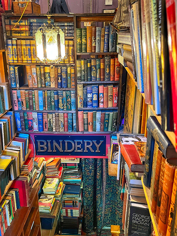 The Gently Mad Bookshop, una libreria indipendente e colorata a Edimburgo