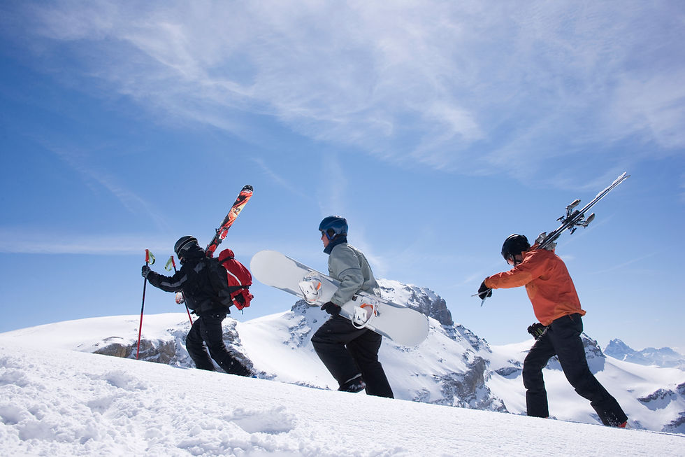 Skifahrer auf den Bergen