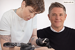 Charlotte Timmers en Mark Hiemeleers, docenten bij Sohuman Zorgopleidingen, tijdens de demodag van Areola 3D Tattoo.