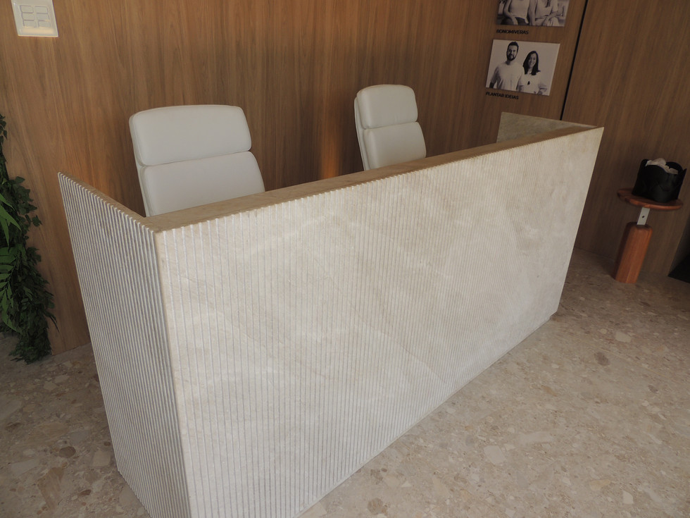 Ilha Recepção estilo Ripado em Quartzito Perla Santana - Muralha Mármres
