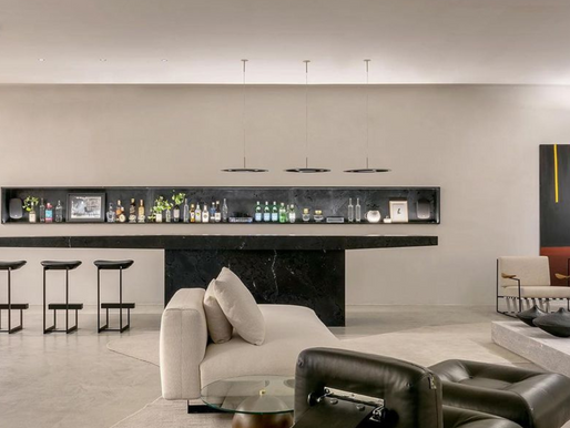 Arquiteta Sammea Vilarinho, um dos grandes destaques da CASACOR Goiás 2023, com o "Lounge Garagem".