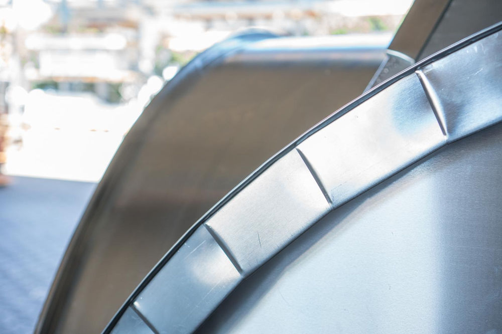 Kunstvolle Verkleidung aus Metall