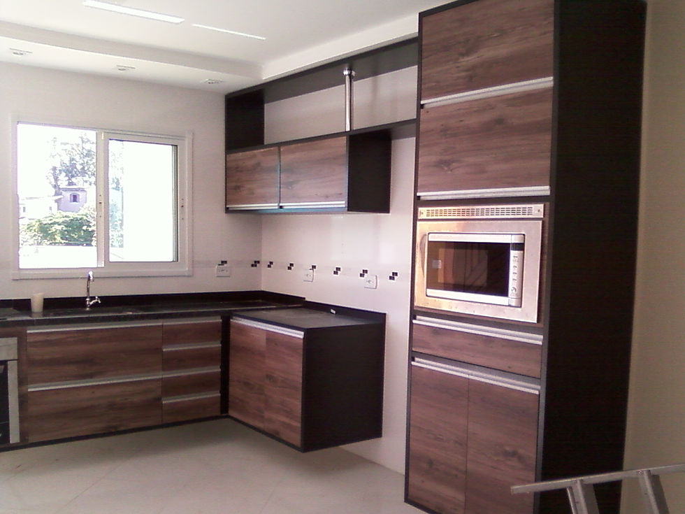cozinha em tons madeirados e preto