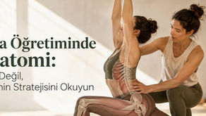 Yoga öğretiminde anatomi ve biyomekanik: Eğitmenin öğrencinin beden hizalanmasını ve hareketini gözlemlediği yoga uygulaması.