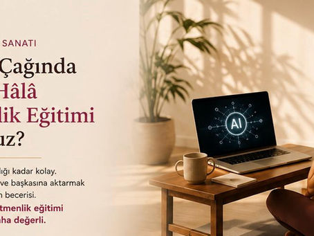Yapay zekâ çağında yoga eğitmenlik eğitiminin önemini anlatan, dizüstü bilgisayar karşısında çalışan yoga eğitmeni ve sıcak editoryal tasarıma sahip blog kapak görseli.