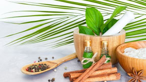 Yoga ve Ayurveda’nın beden, zihin ve yaşam dengesini birlikte destekleyen yaklaşımını simgeleyen meditasyon yapan kişi.
