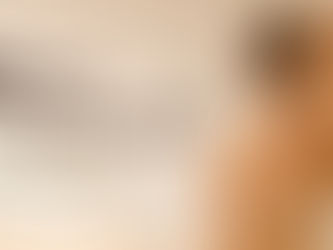 Yoga pratiği yapan bir kişinin kas hafızası, motor öğrenme ve sinir sistemi ilişkisini temsil eden görsel.