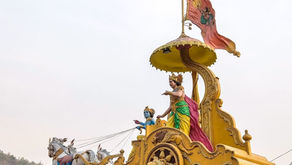 Krishna’nın Arjuna’ya Bhagavad Gita’yı anlattığı savaş arabasını simgeleyen yoga felsefesi görseli.