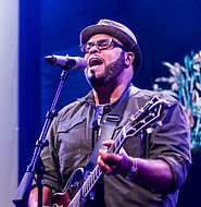 Israel_Houghton_(cropped).jpeg