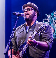 Israel_Houghton_(cropped).jpeg