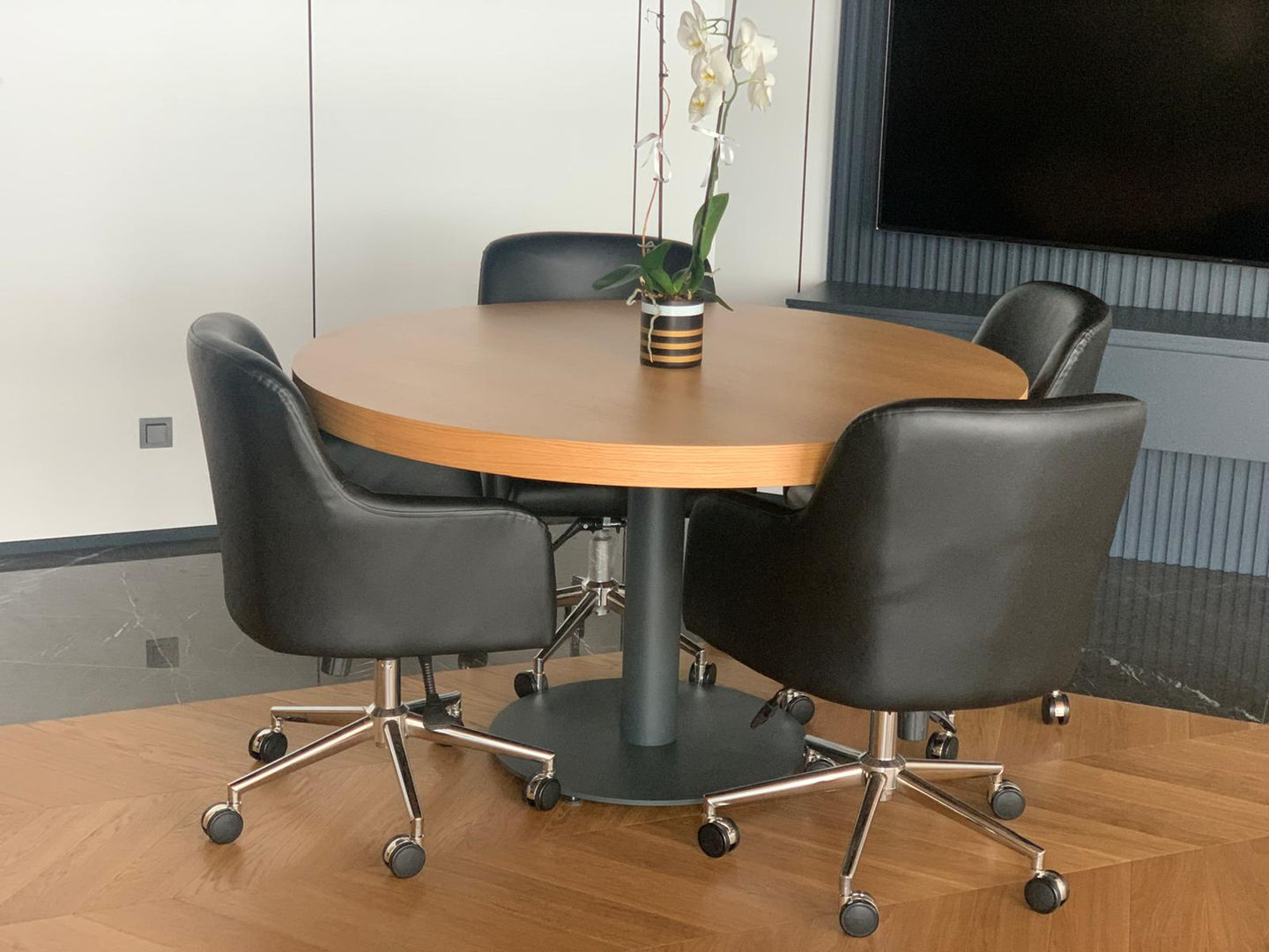 As Design Of Best, we designed and implemented the offices for YEO Technology. In this project, we focused on creating modern workspaces that prioritize both functionality and aesthetics.

The office design includes:

Ergonomic and stylish furniture,
Efficient workspaces,
Comfortable meeting rooms,
Innovative and technological details.
We aimed to provide an inspiring and productivity-enhancing work environment that aligns with YEO Technology's dynamic structure, supporting the comfort and motivation of employees.
