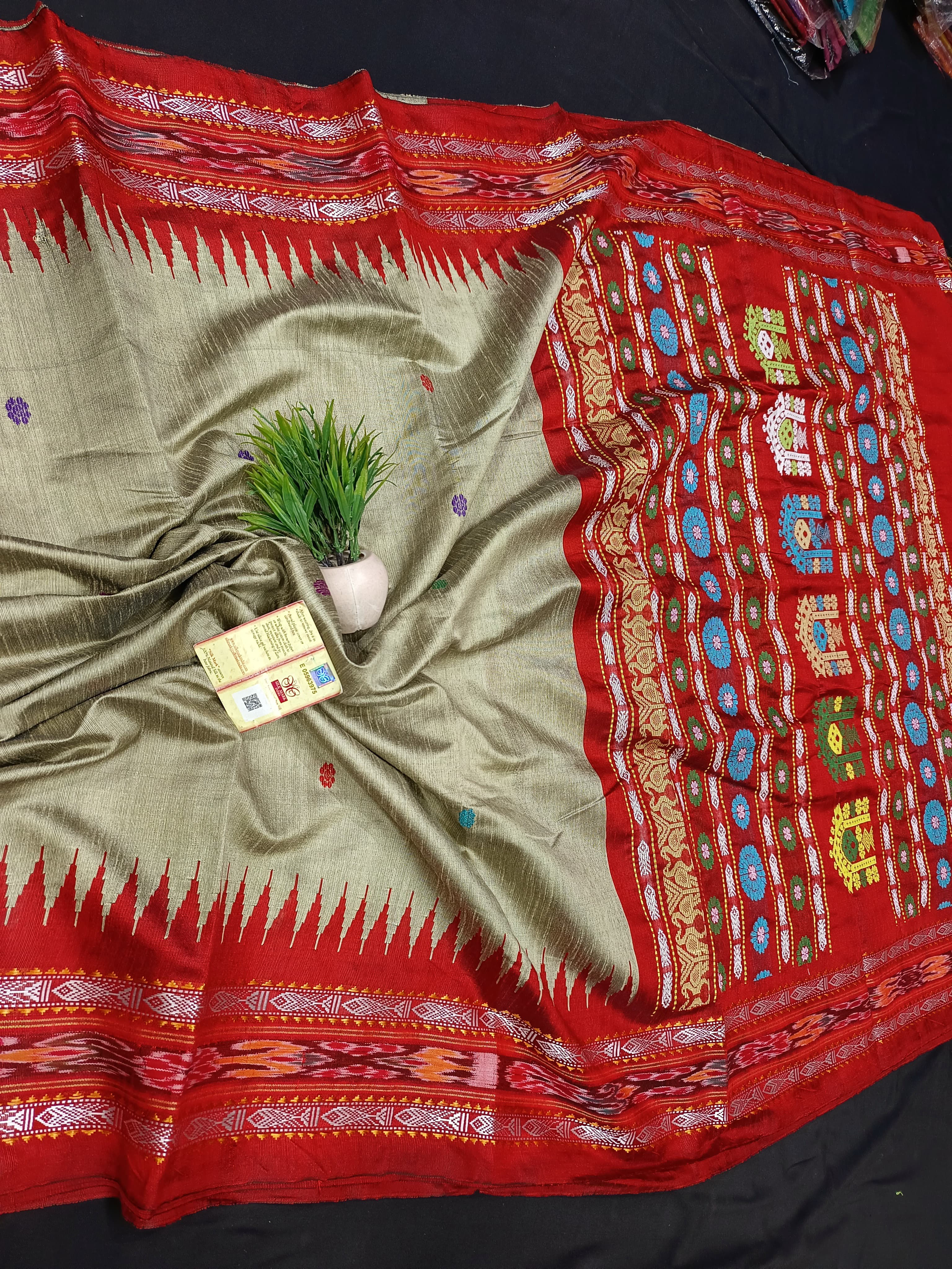 Pure Raw Silk Handloom Saree with Vidarbha Border and Dolabedi Pallu