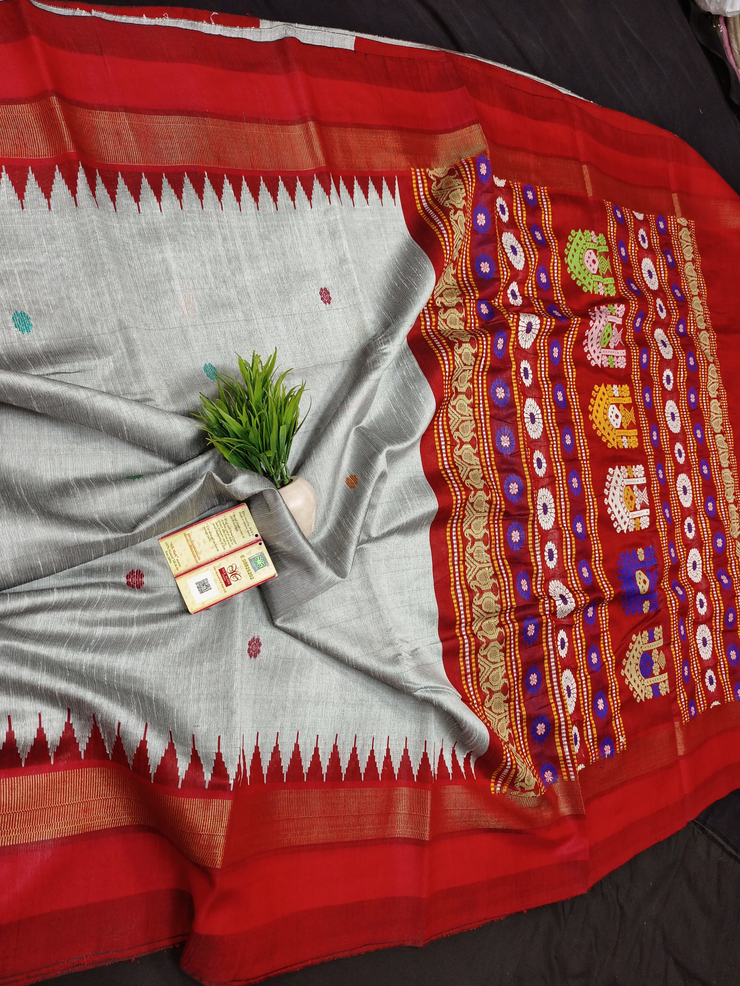 Pure Raw Silk Booti Dolabedi Pallu Temple Border Saree