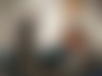 Trainer applies ice pack to runner’s knee