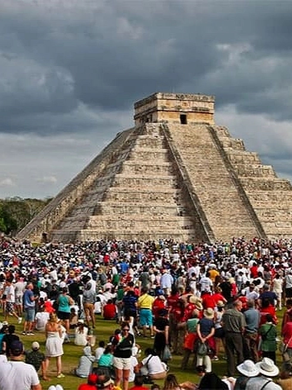 Multitudes en Chichén Itzá presencian el impresionante fenómeno del equinoccio, donde la luz del sol crea la ilusión de una serpiente que desciende por la antigua pirámide.