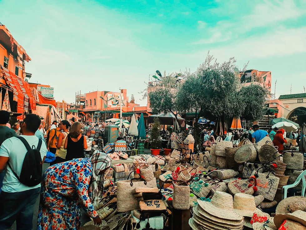 سلال وقبعات مكدسة في سوق بمراكش