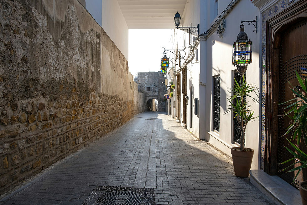 ممر ضيق داخل مدينة طنجة