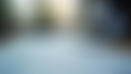 Equipo de marketing digital planificando packs web y estrategias SEO económicas en una oficina moderna con gráficos y ordenadores.