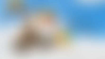 Imagen conceptual de una dependienta emergiendo de un portátil sobre nubes digitales, simbolizando cómo un blog puede transformarse en un vendedor online eficaz.