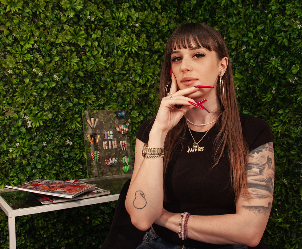 Aina Magnusound en el interior del salón BCNNAILS, transmitiendo estilo, seguridad y profesionalismo.