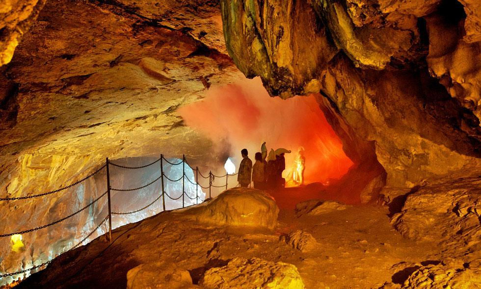 Interior de la Cueva de Zugarramurdi, Navarra