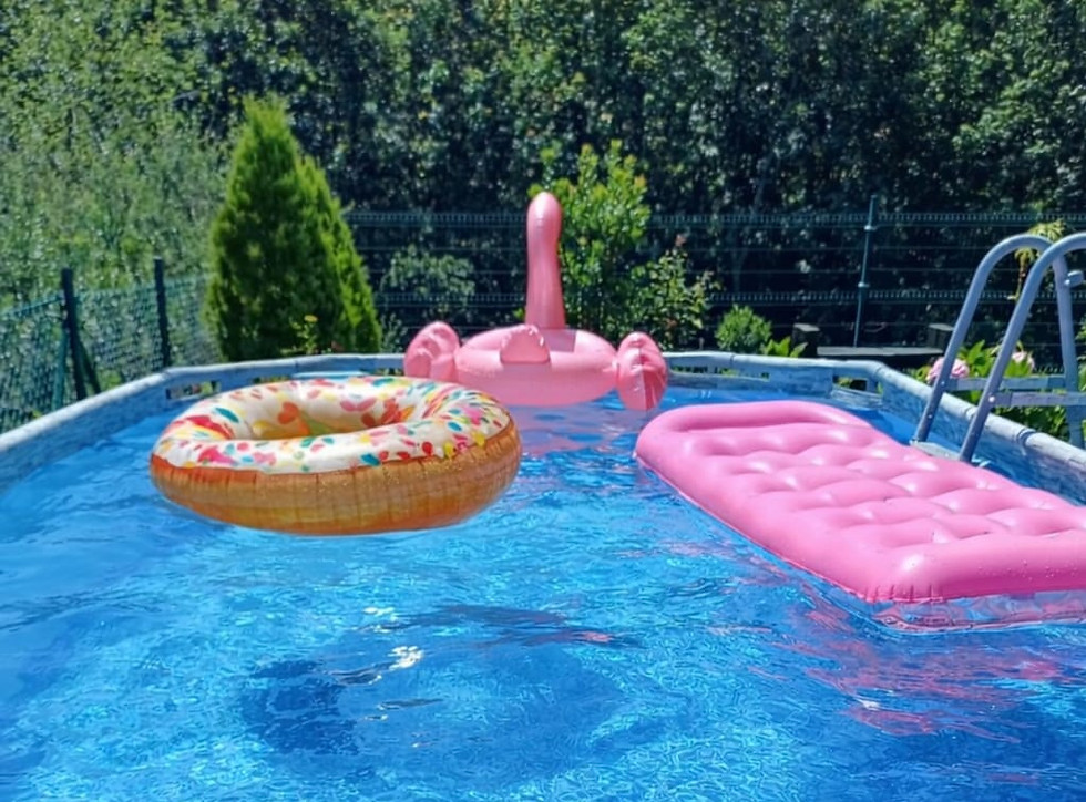 Piscina privada en casa de alquiler, ideal para disfrutar al aire libre durante la estancia.