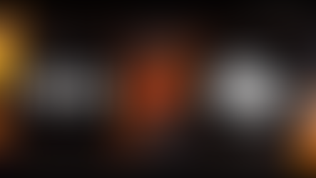 Comparativa visual entre Wix y Squarespace, representadas como contendientes en un entorno digital con fuego, partículas y un “VS” central. Imagen con estética de combate simbólico, creada por Sphere Studio™ para fines informativos y comparativos.