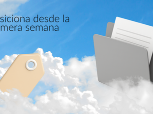 Imagen conceptual con etiqueta beige y carpeta 3D con documentos sobre un fondo de cielo y nubes, junto al texto 'Posiciona desde la primera semana', simbolizando estructura SEO desde el inicio.