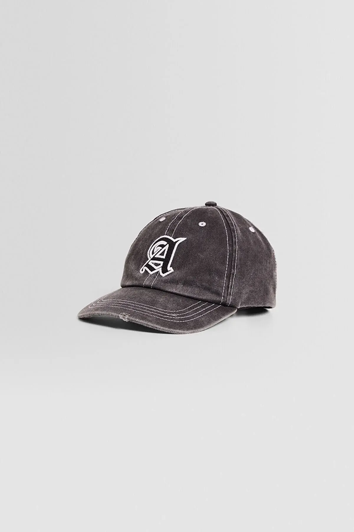 Bershkaİşlemeli soluk efektli şapka