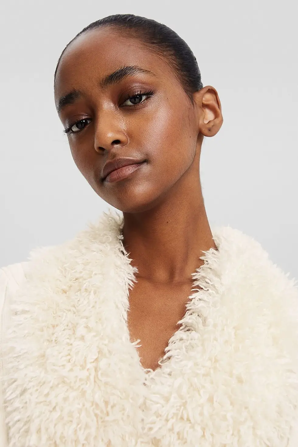 Thumbnail: Bershka Suni kürk detaylı fitilli hırka