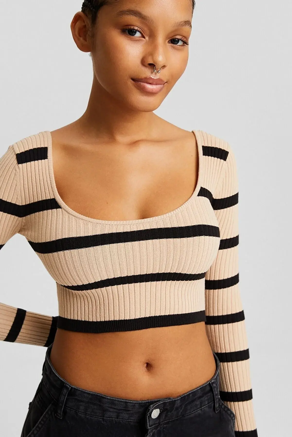 Bershka Derin yaka dekolteli crop kazak