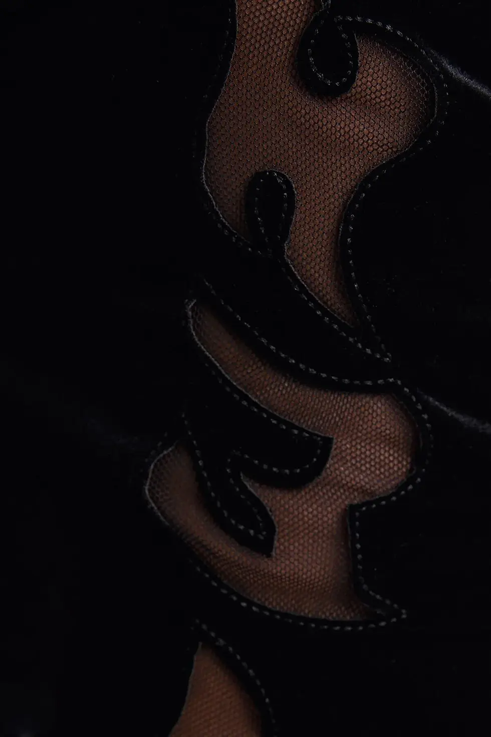 Thumbnail: Bershka Transparan detaylı kolsuz kontrast kadife tül mini elbise