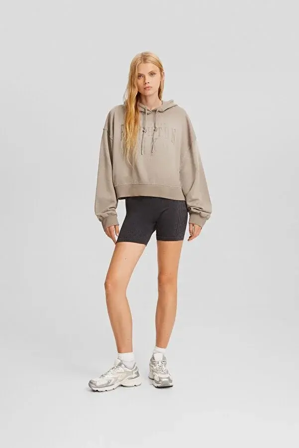 Thumbnail: Bershka Soluk efektli sloganlı oversize kapüşonlu sweatshirt