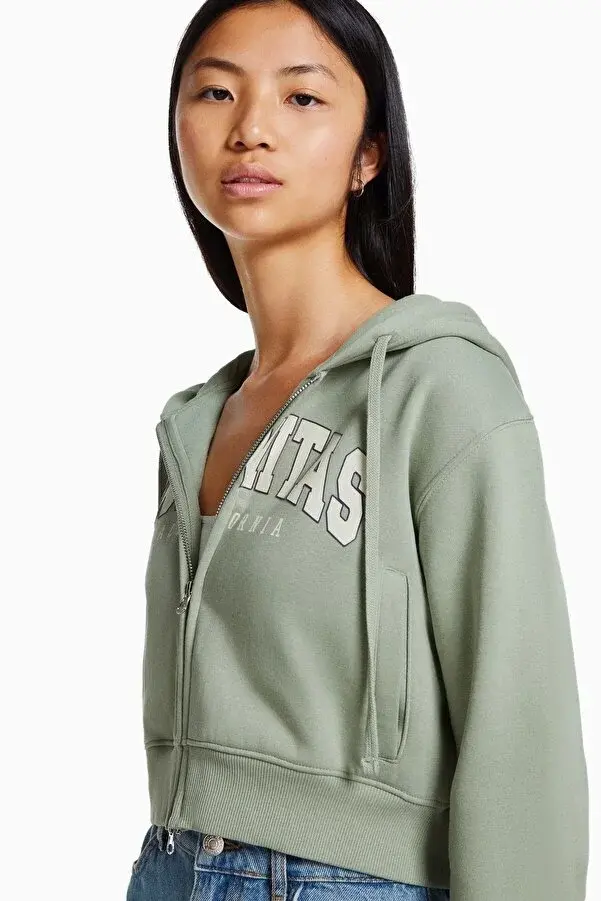 Thumbnail: Bershka Desenli Fermuarlı Crop Kapüşonlu Sweatshirt