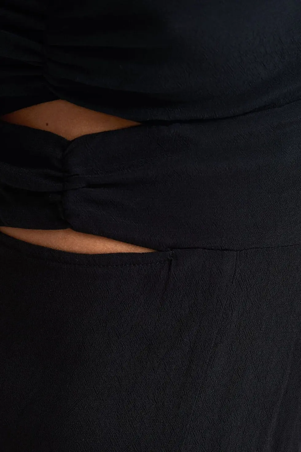 Thumbnail: Bershka Çiçek desenli ve pencere detaylı uzun kollu midi elbise