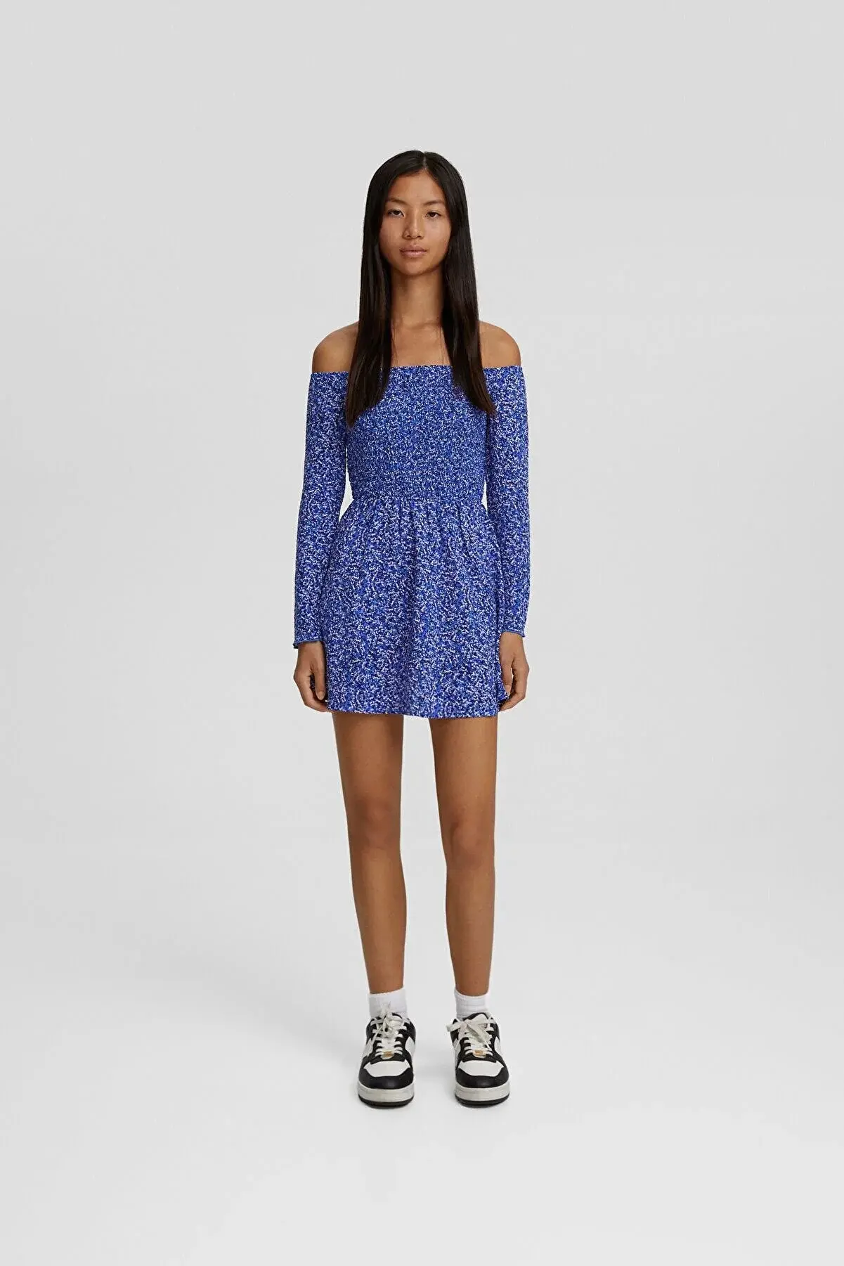 Bershka Çiçek desenli açık omuzlu uzun kollu mini elbise